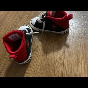 Toddler boys sz 7 black and red converse